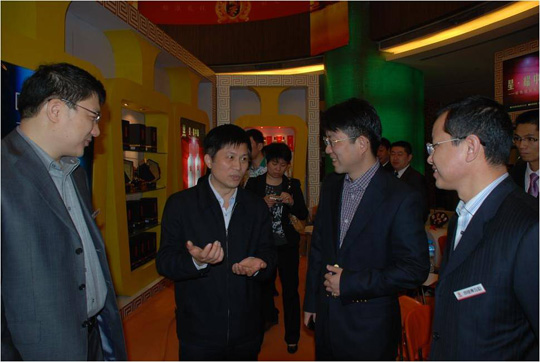 樟樹市委市政府領(lǐng)導參觀春糖會四特酒展位